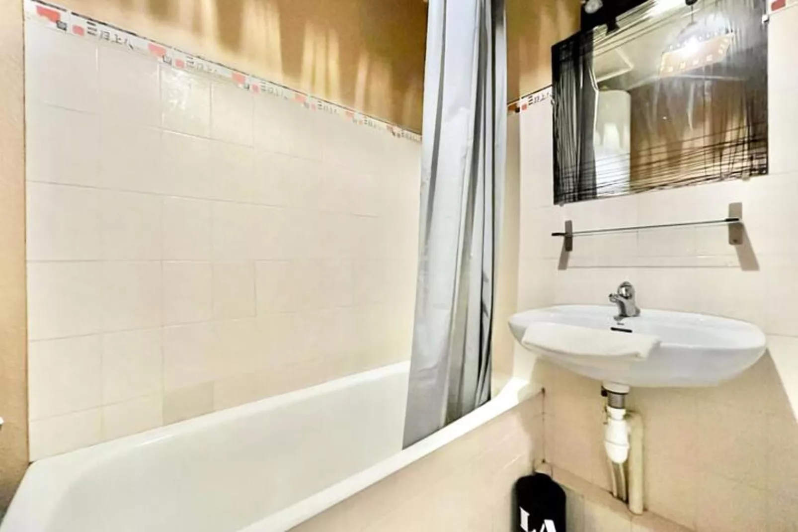 | Le F&eacute;lix 🌞 | Proche Gem, Gare | Tout &eacute;quip&eacute;-Salle de bain