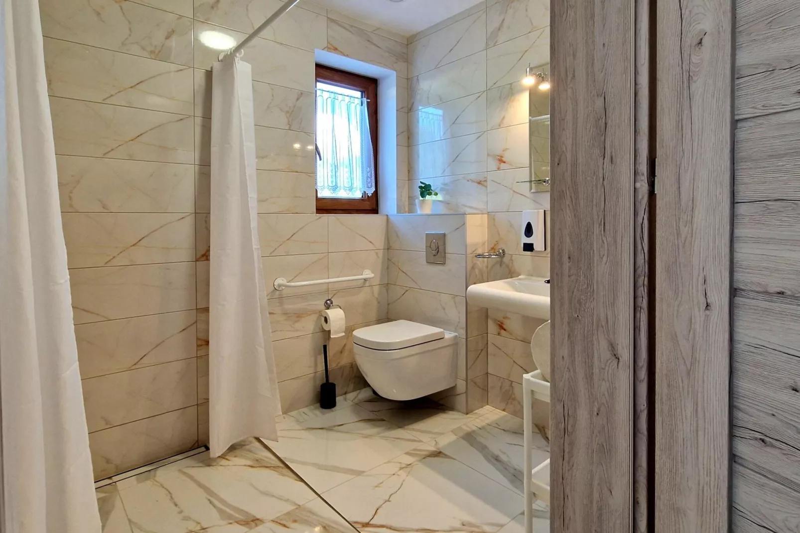 Komfortowy dom wakacyjny z basenem dla 12 osób-Bathroom