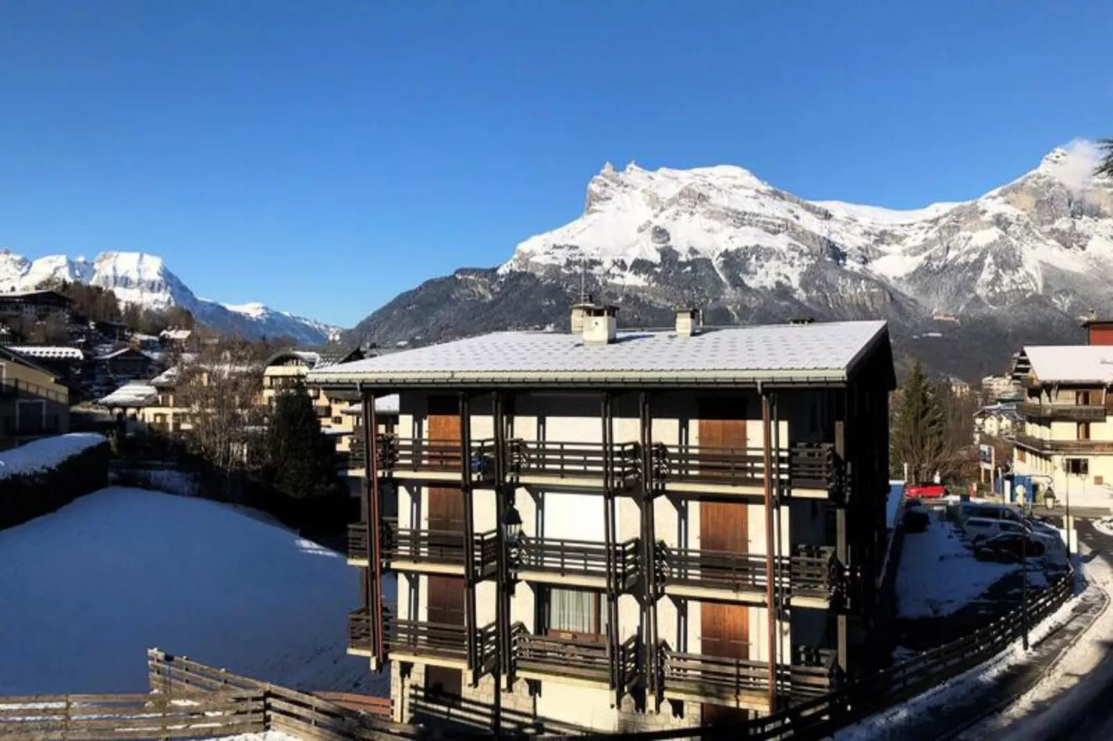 Résidence Les Bruyeres-Exterior in summer