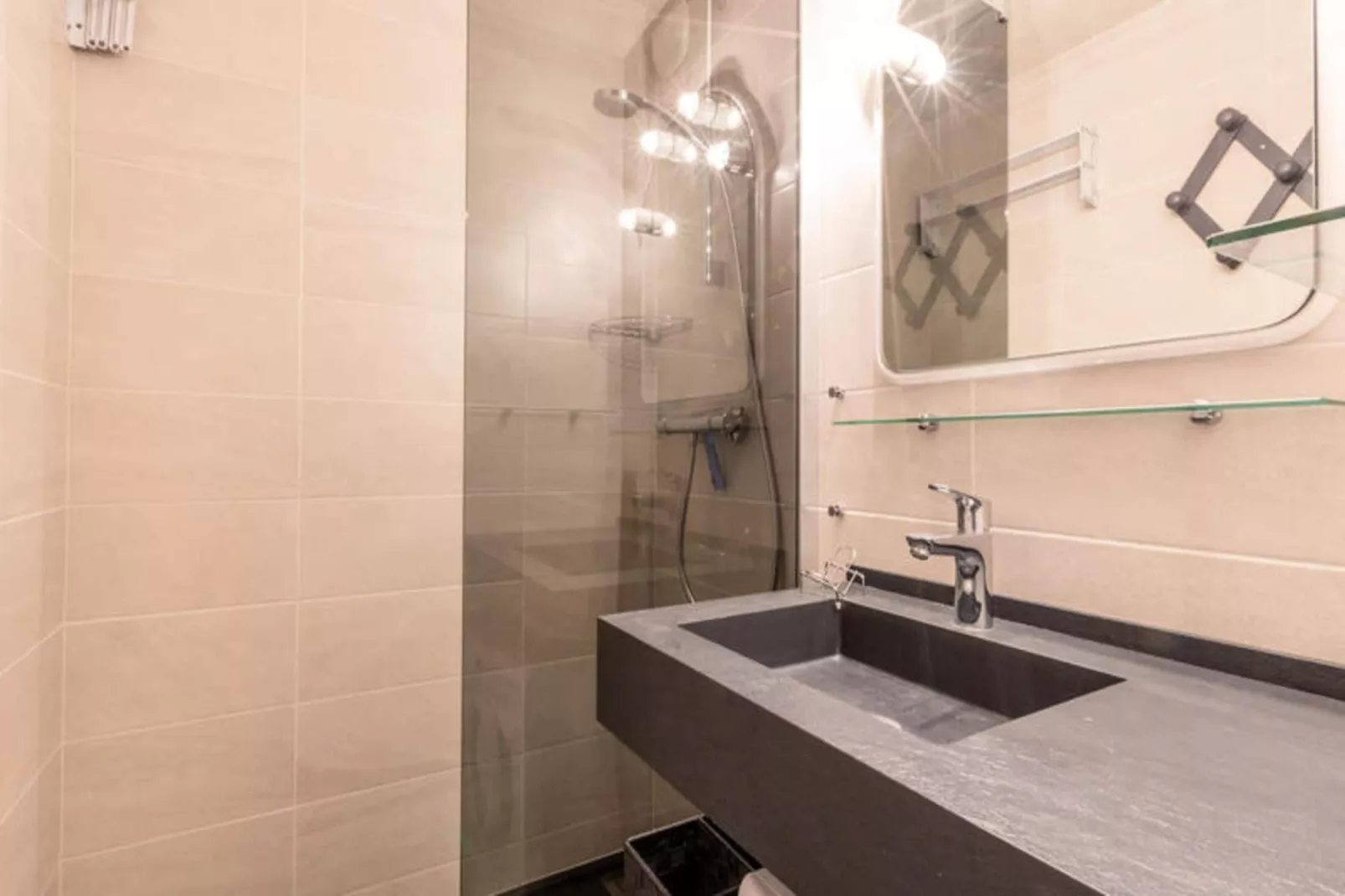 Résidence Parnasse 2-Bathroom