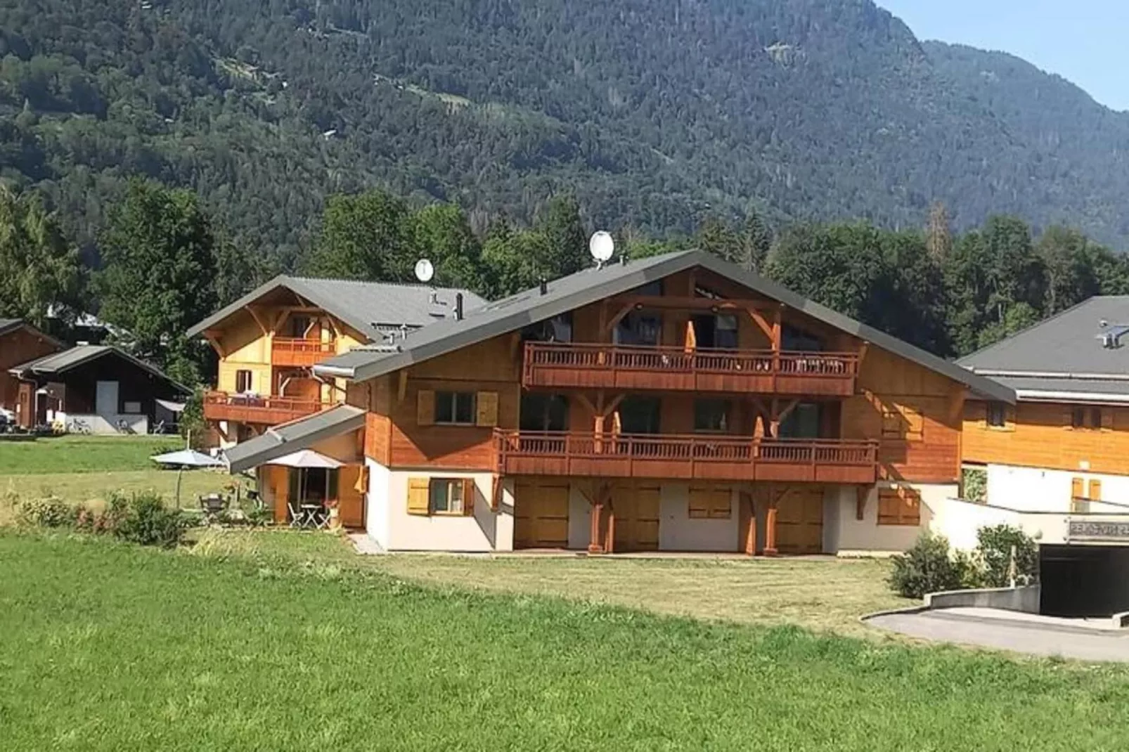 Résidence Niveoles Bat A-Exterior in summer