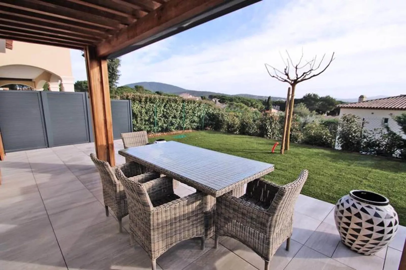 Résidence Villa Saquèdes-Gardens in summer