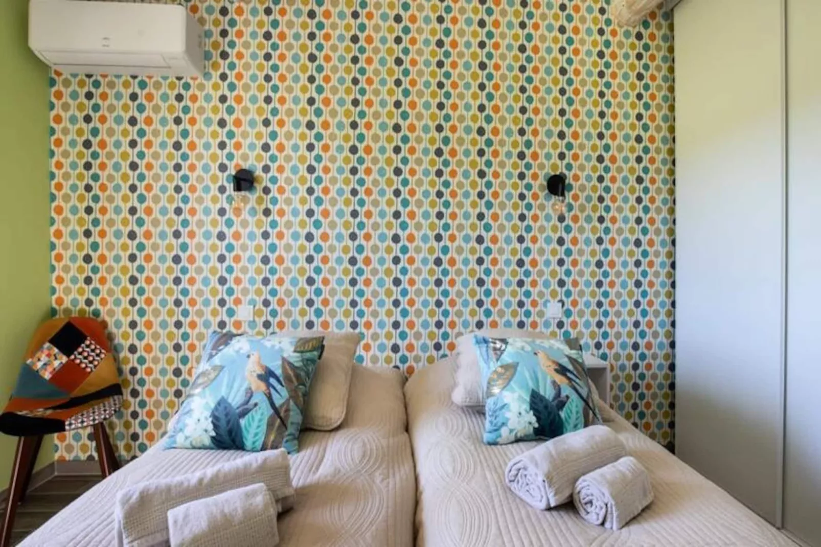 Maison Contemporaine - Grand Jardin Et Piscine Priv&eacute;e-Image-tags.