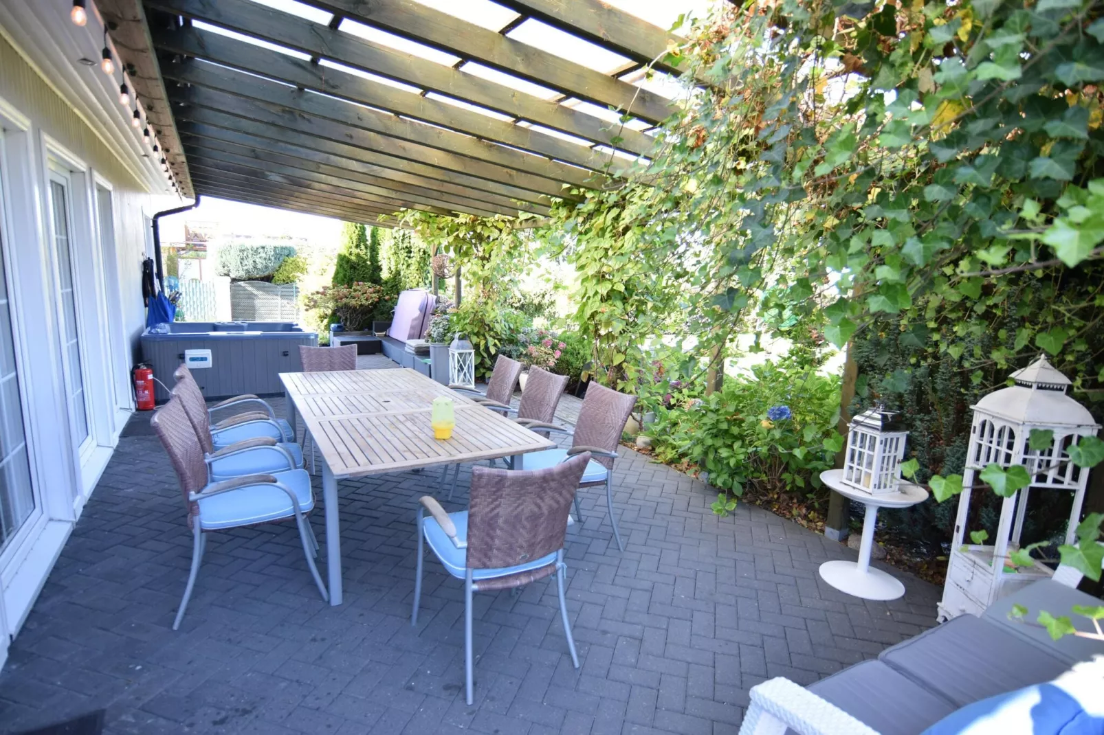Cottage by the lake in Nadole-Terrassenbalkon