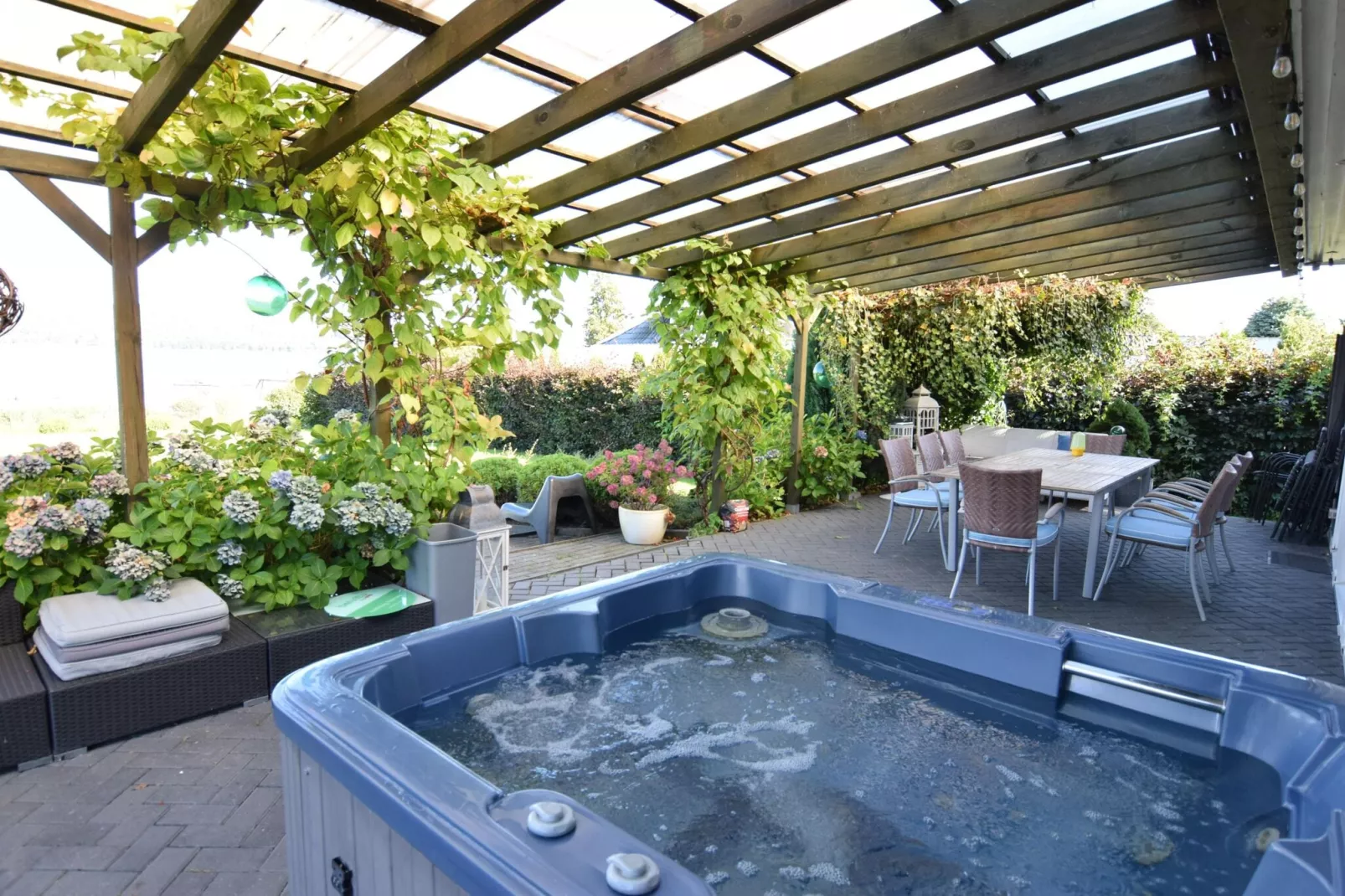 Cottage by the lake in Nadole-Terrassenbalkon