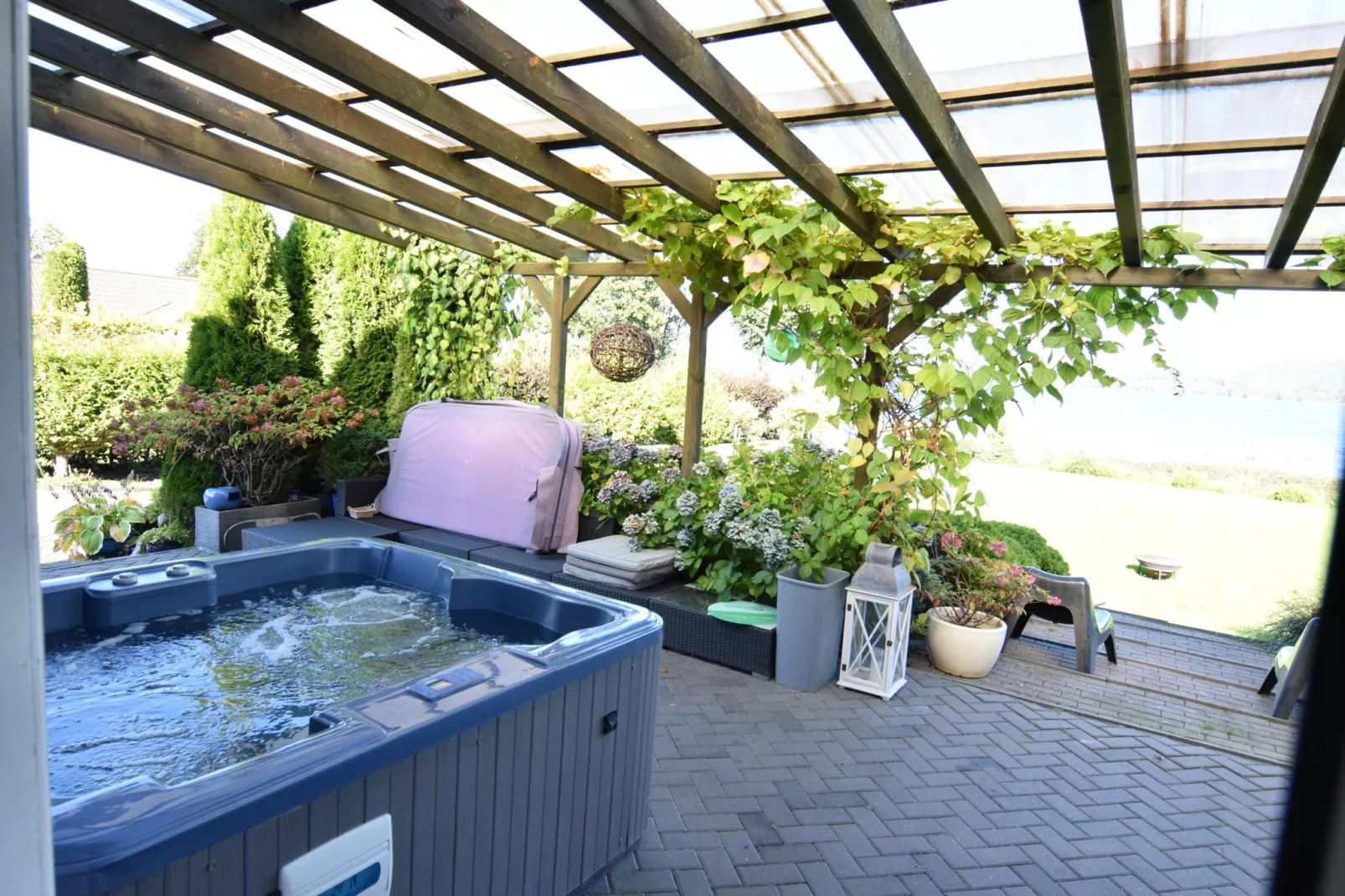 Cottage by the lake in Nadole-Terrassenbalkon