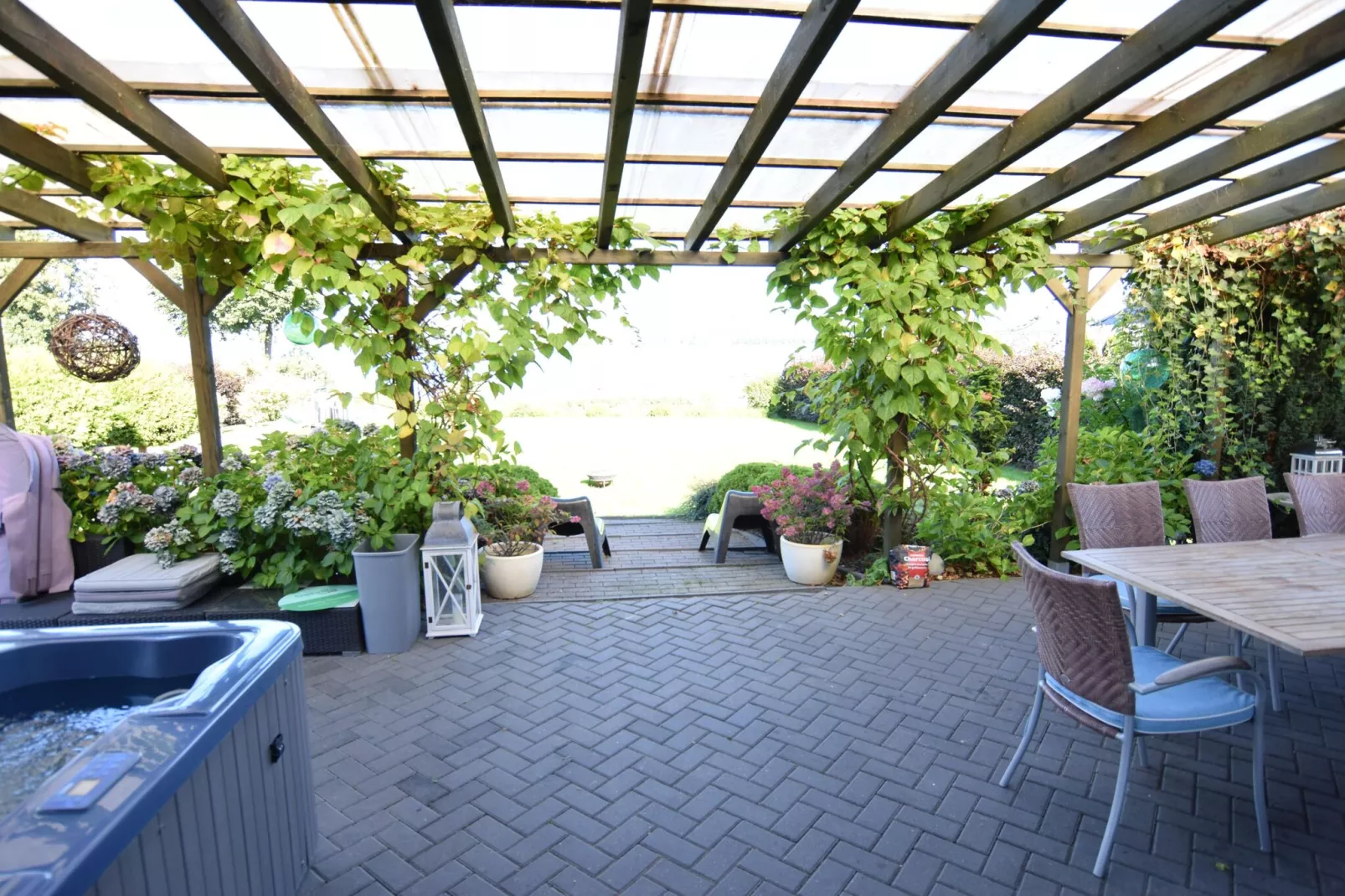 Cottage by the lake in Nadole-Terrassenbalkon