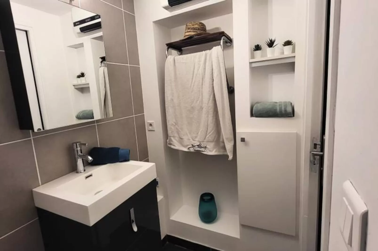 Résidence Une Escale En Bord De Plage Avec Piscine Et Jardins.-Image-tags.