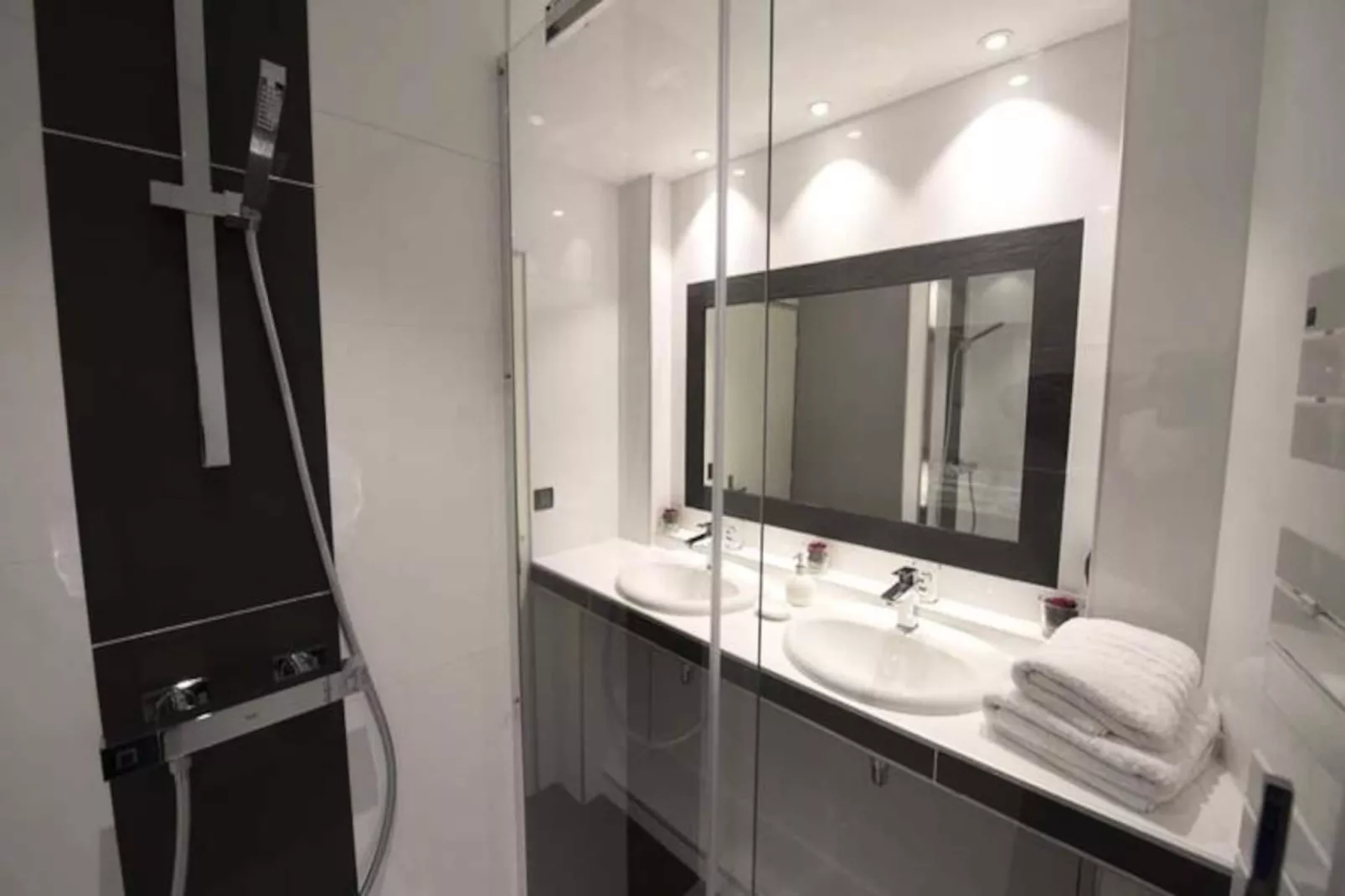 Superbe Appartement De 2 Chambres Au C&oelig;ur Du Quartier Gambetta-Image-tags.