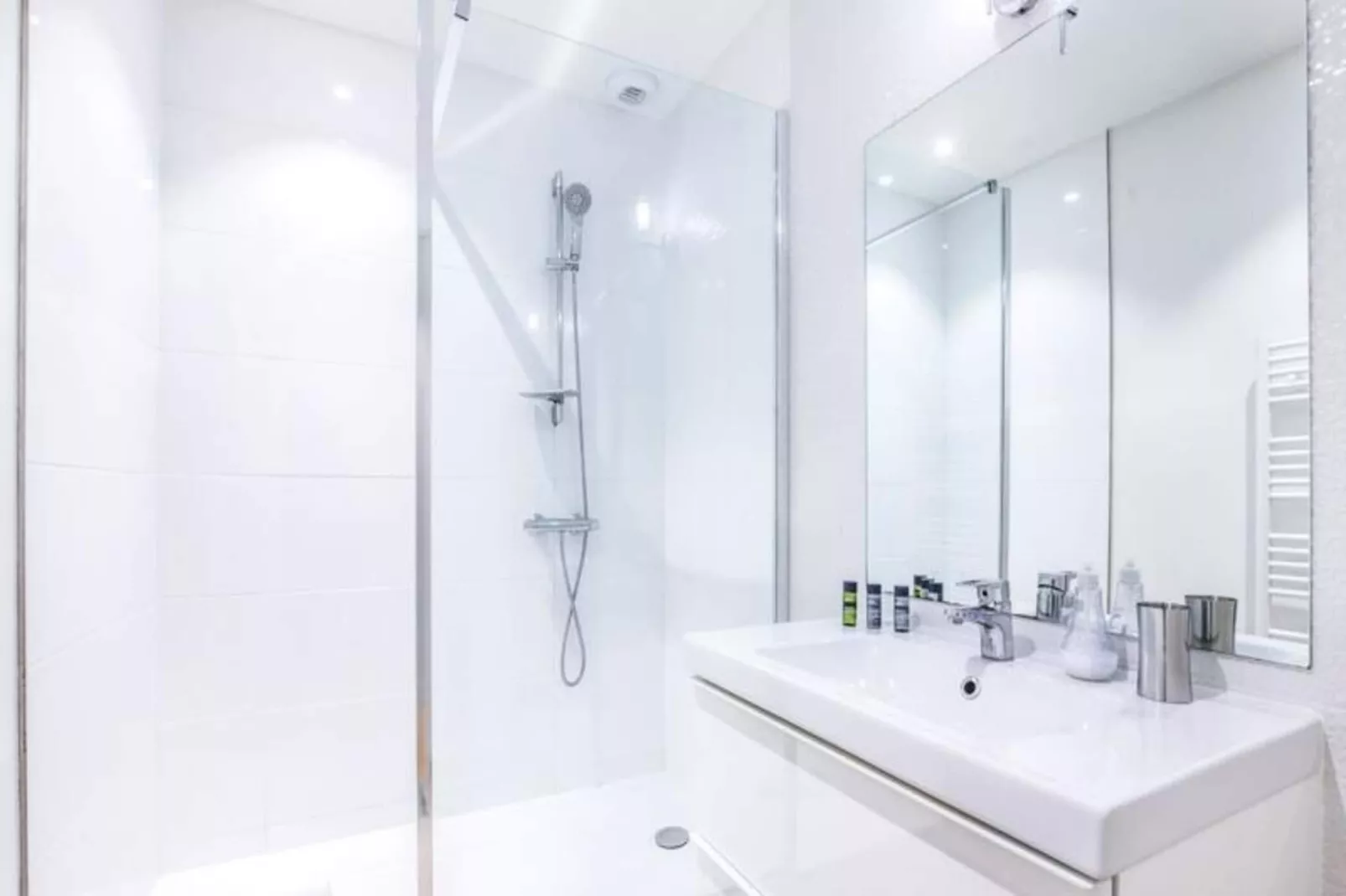 Magnifique Et Lumineux T3 De Charme Aux Quinconces Id&eacute;al Pour 4 Personnes-Exterior in summer