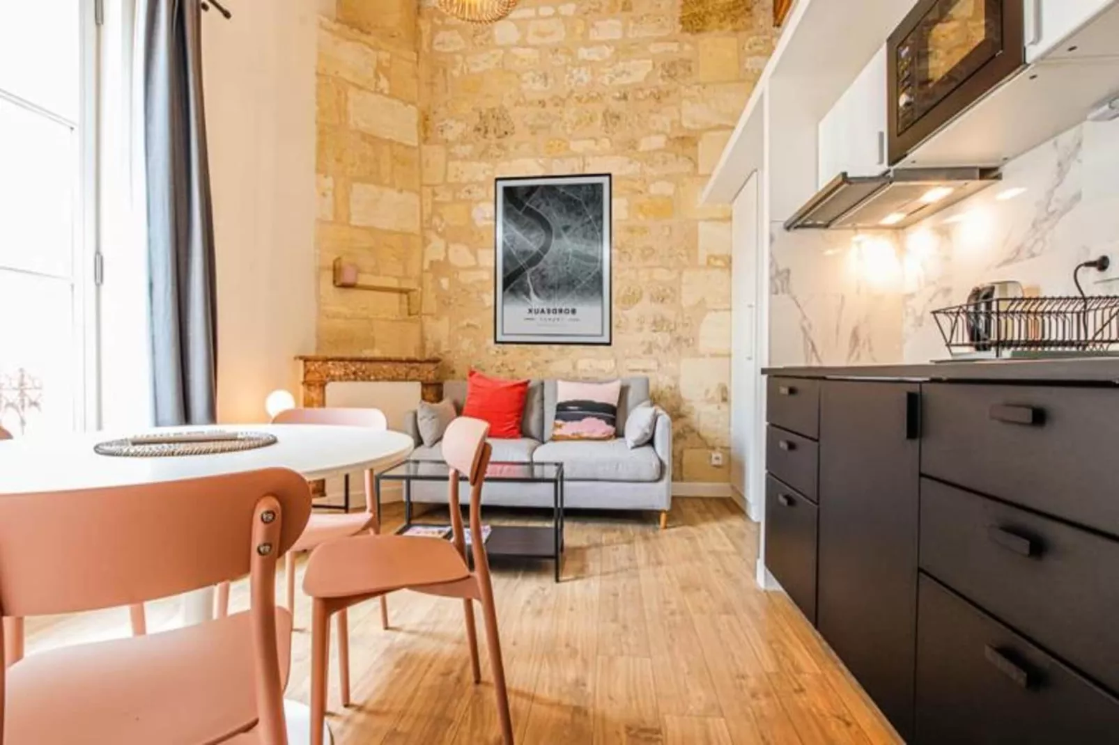 Appartement Avec Cachet En Duplex De 2 Chambres Situ&eacute; Vers La Gare St-jean-Bedroom