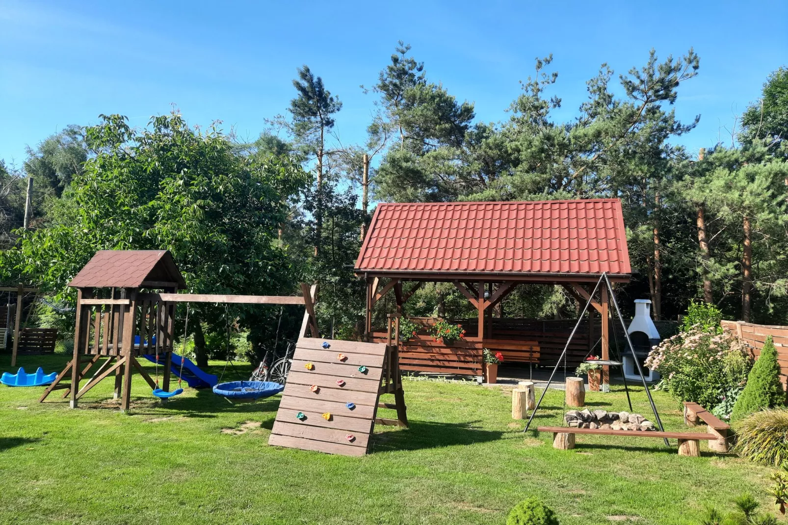 Spacious holiday home in Sieroslaw-Gardens summer