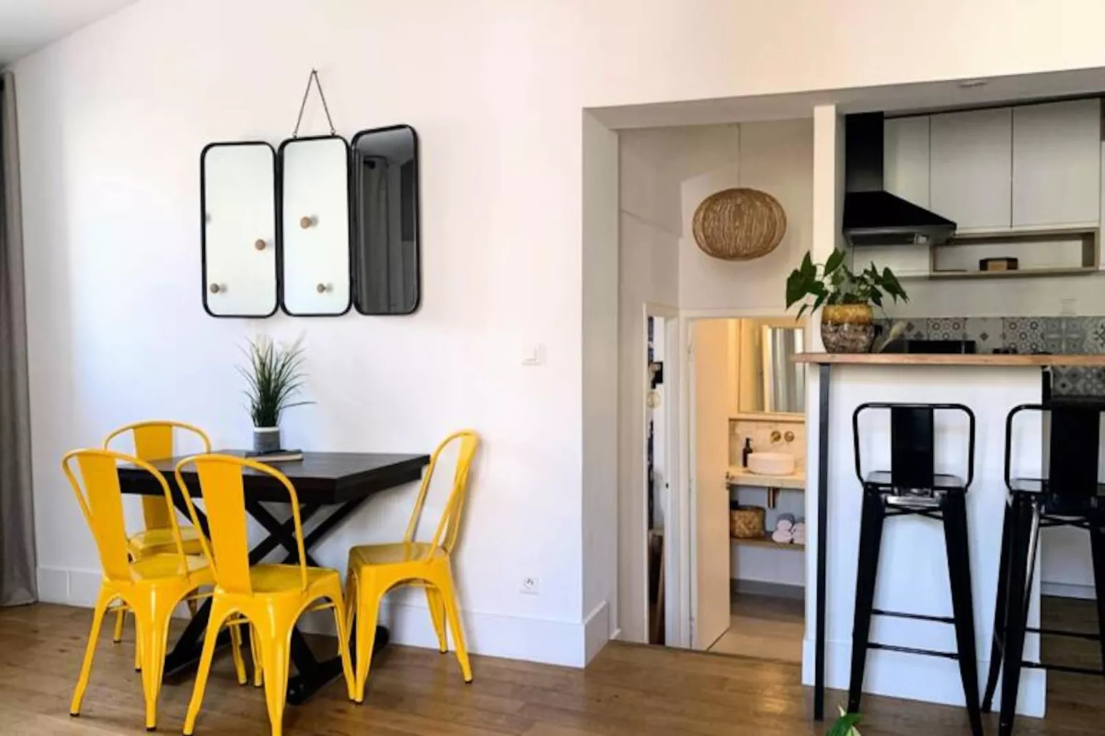 Les Toits De Sainte Ursule-Image-tags.