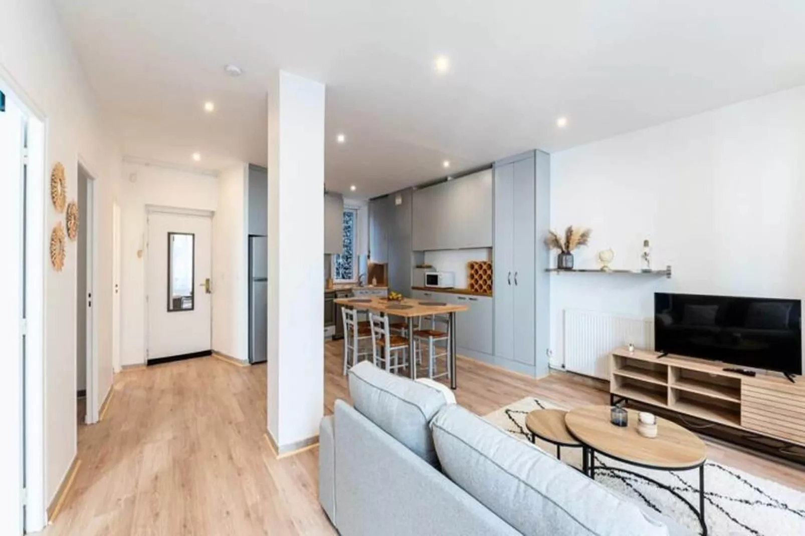 | La Gare Aux 400 Couverts 🚅 | Gare, Gem, Tramway-Salon