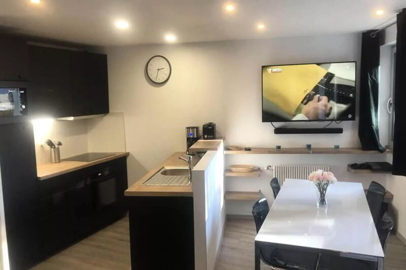 Résidence Midi-Dining room