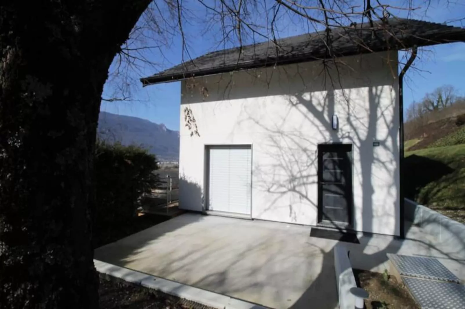 Jolie Maison Neuve Entre Villes Et Lacs-Image-tags.