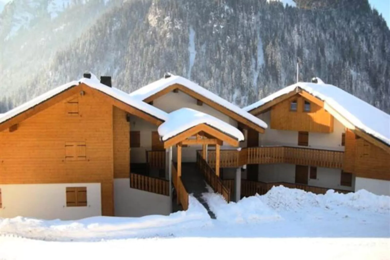 Résidence Les Balcons De Chatel-Exterior in winter
