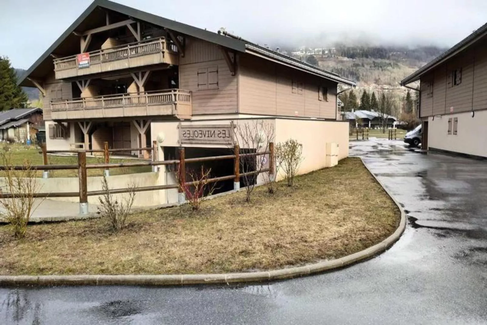 Résidence Niveoles Bat A-Exterior in summer