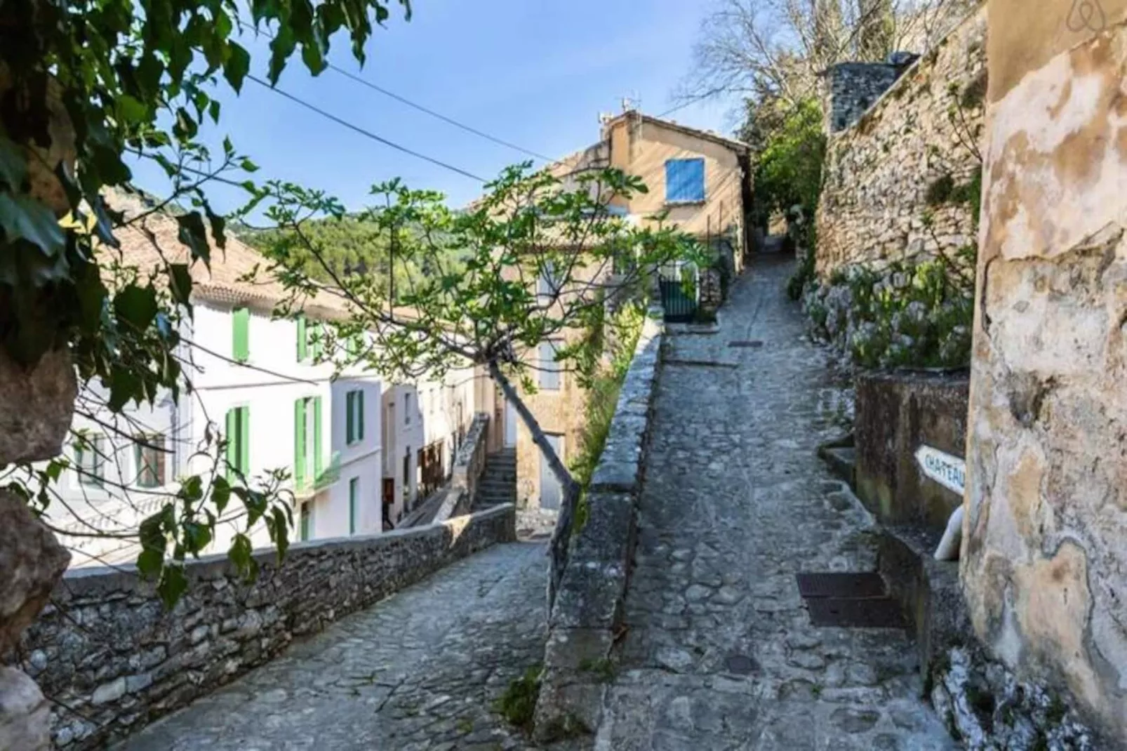 Coin De Paradis Sous Le Ch&acirc;teau Des &eacute;v&ecirc;ques-Image-tags.