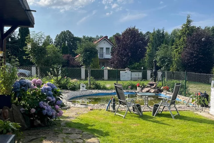 Dom wakacyjny w Krzyni dla max 7 osób-Gardens in summer