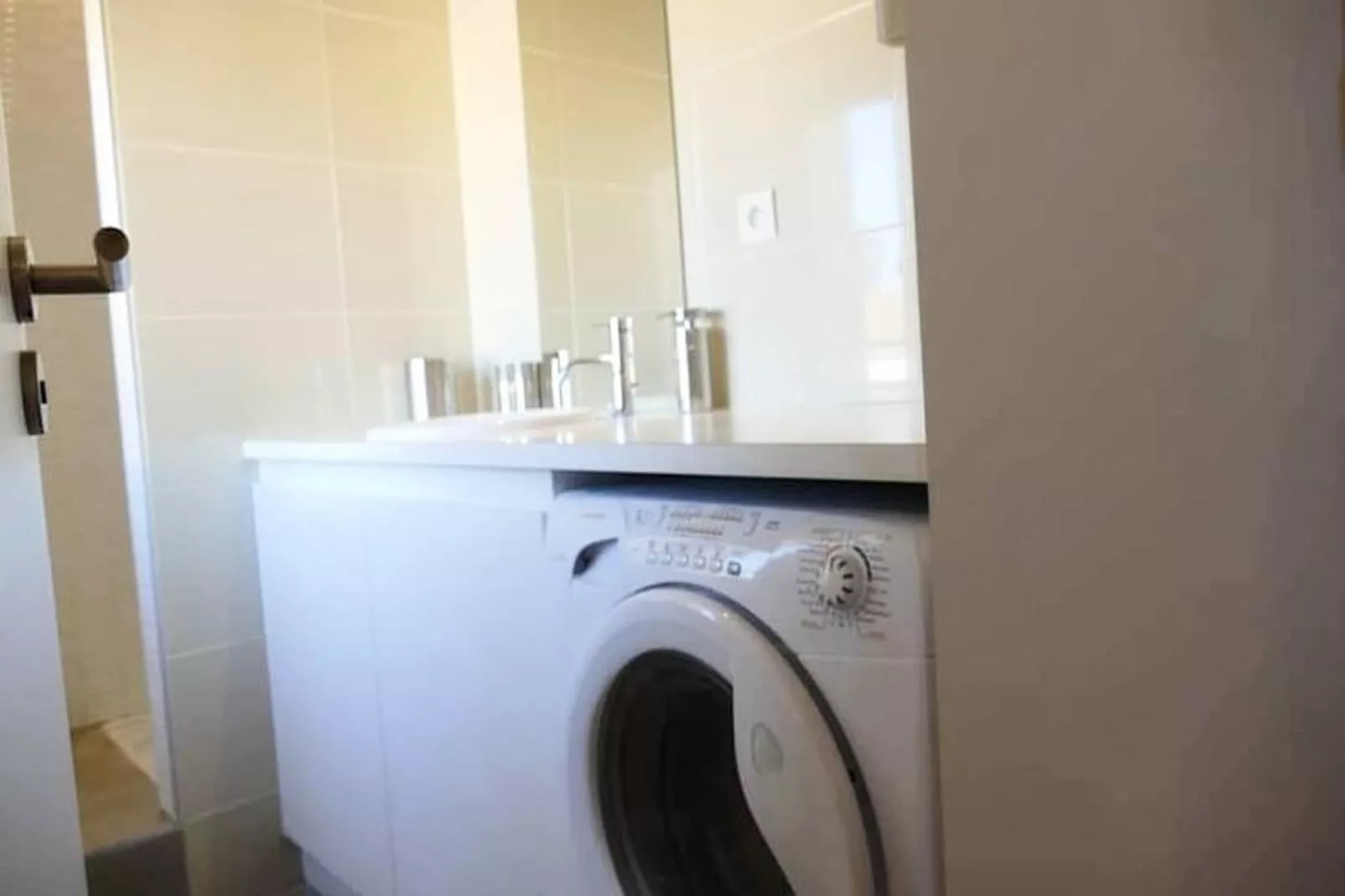 Superbe T2 De Qualit&eacute; Et R&eacute;nov&eacute;, Au Jardin Public, Pour 4 Personnes-Dining room