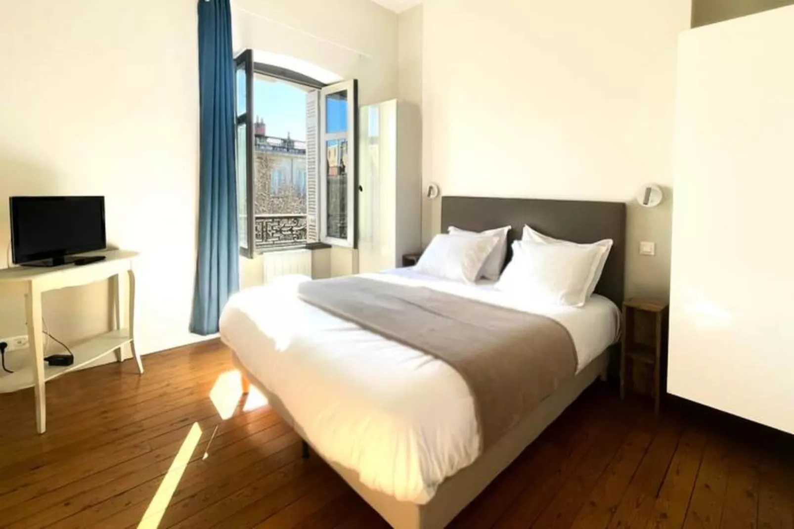 Magnifique Et Lumineux T3 De Charme Aux Quinconces Id&eacute;al Pour 4 Personnes-Exterior in summer