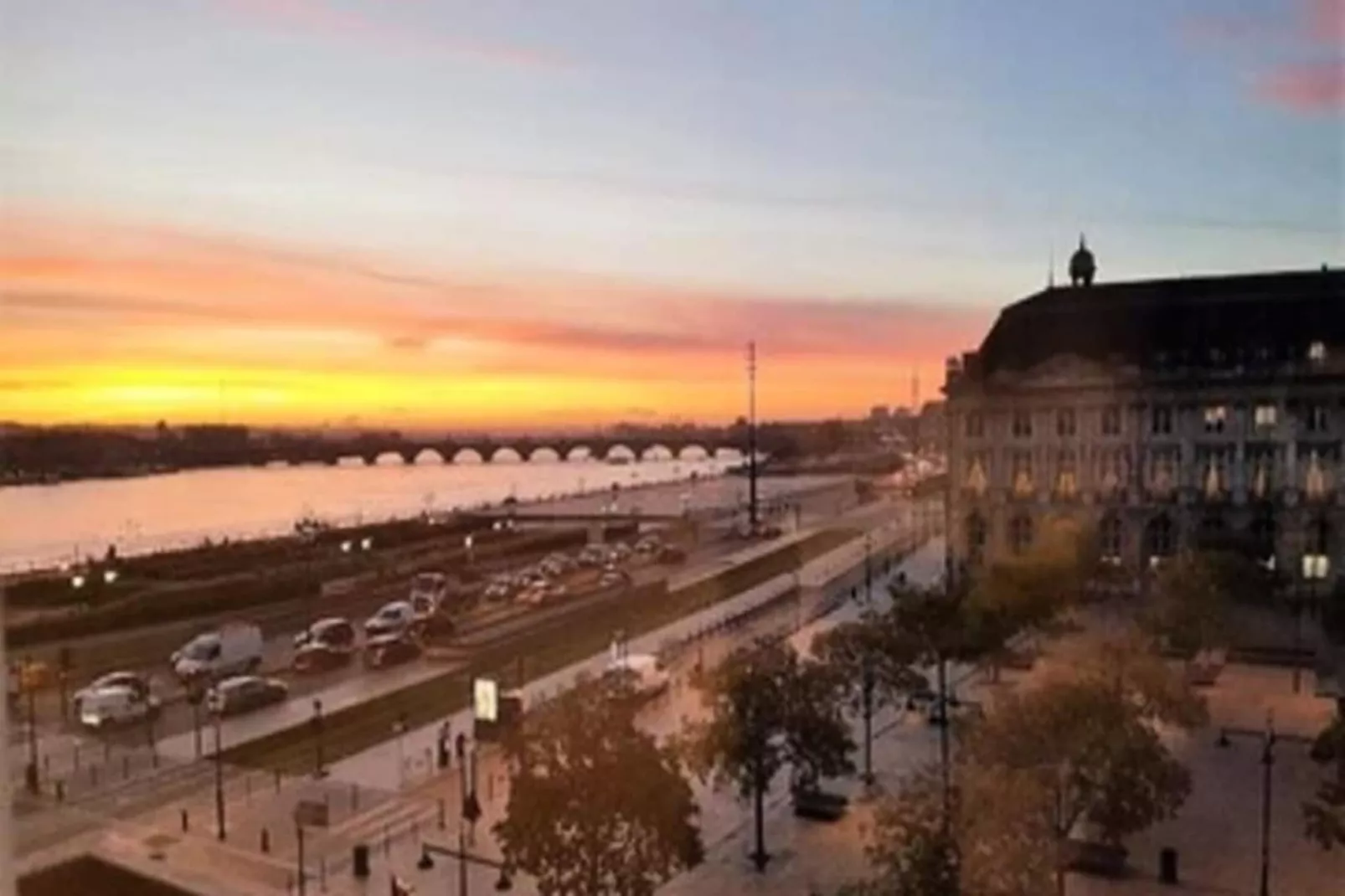 Appartement Prestations Haut Standing Avec Vue Sur La Place De La Bourse-View in summer