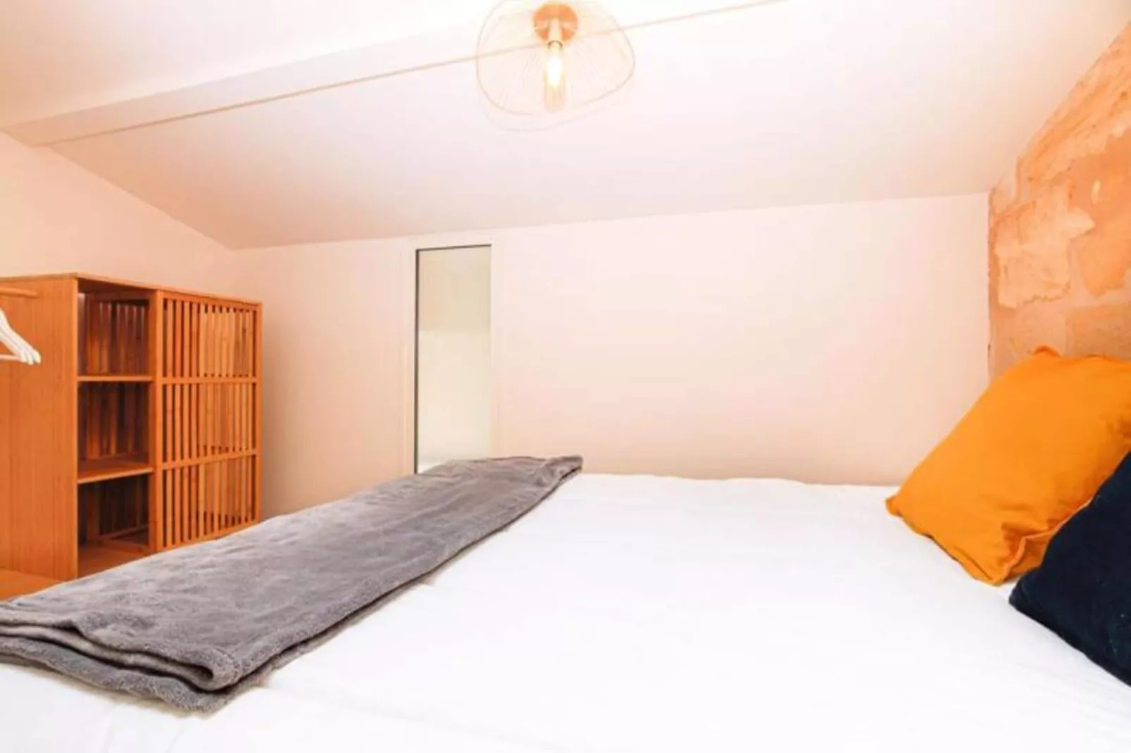 Appartement Avec Cachet En Duplex De 2 Chambres Situ&eacute; Vers La Gare St-jean-Bedroom