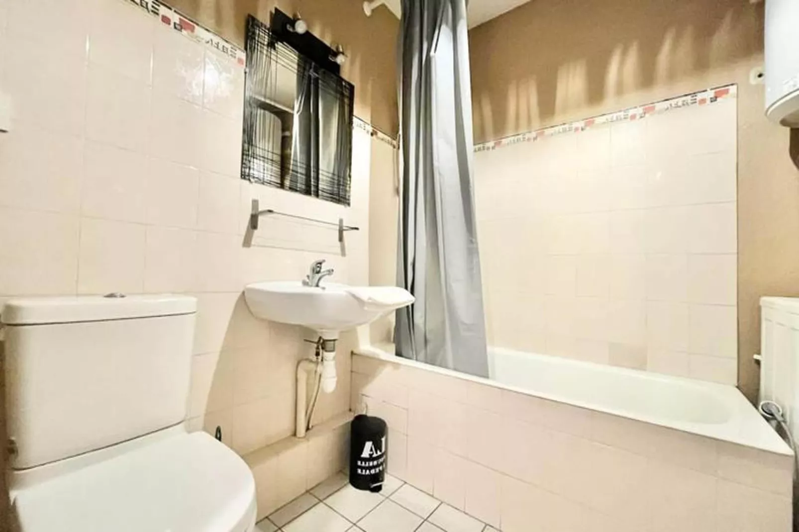 | Le F&eacute;lix 🌞 | Proche Gem, Gare | Tout &eacute;quip&eacute;-Salle de bain