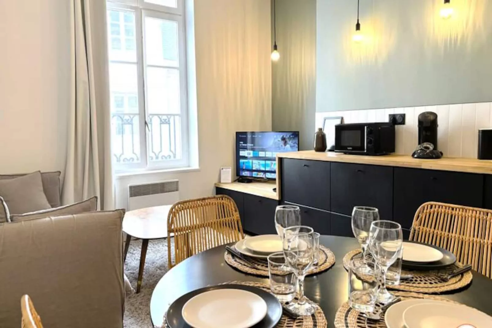 🌴 L'exotique - Vue Pl. Vieux March&eacute; - Standing-Image-tags.