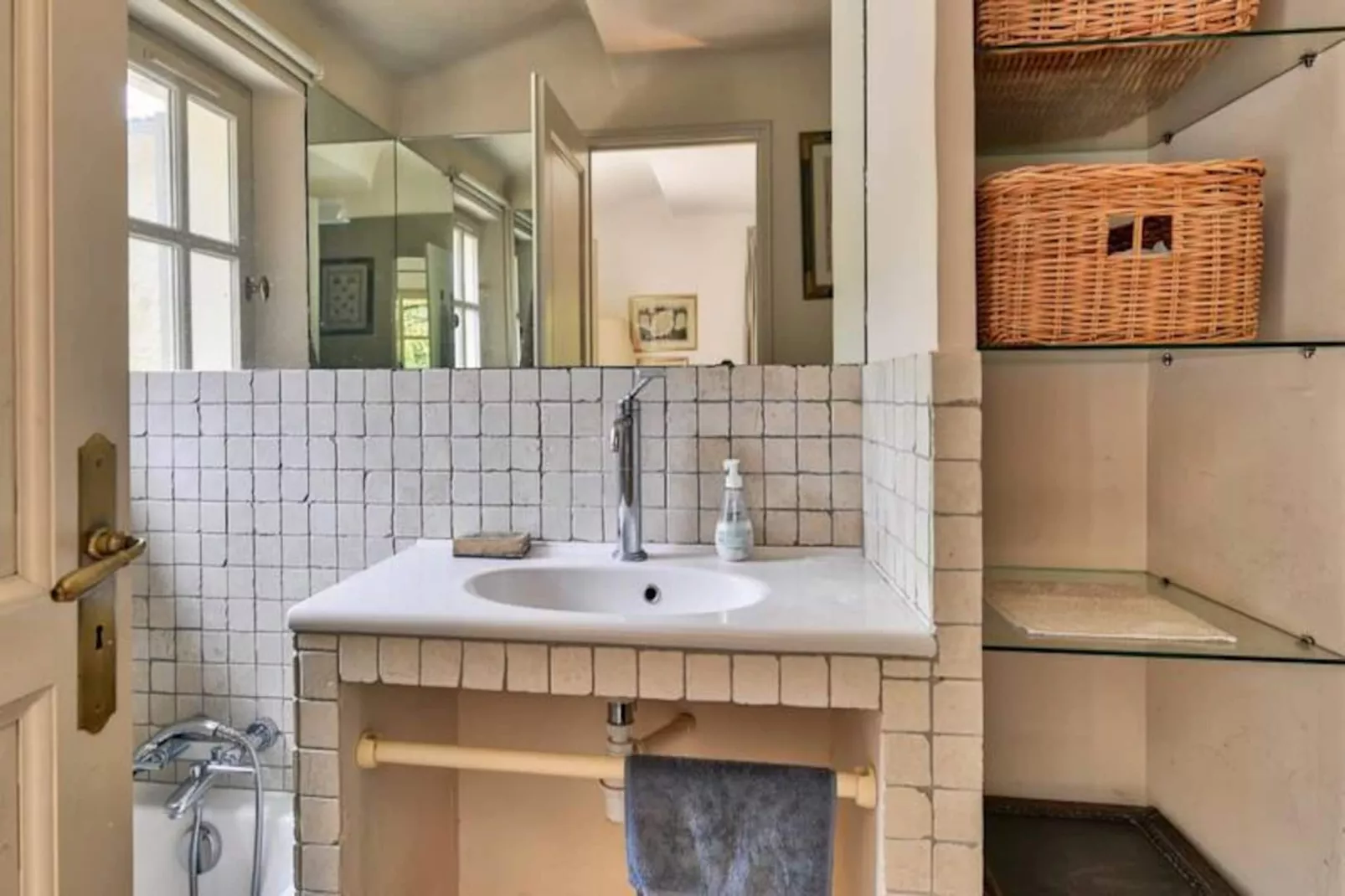 "le Mas Des Oliviers: Esprit Proven&ccedil;al Authentique"-Image-tags.