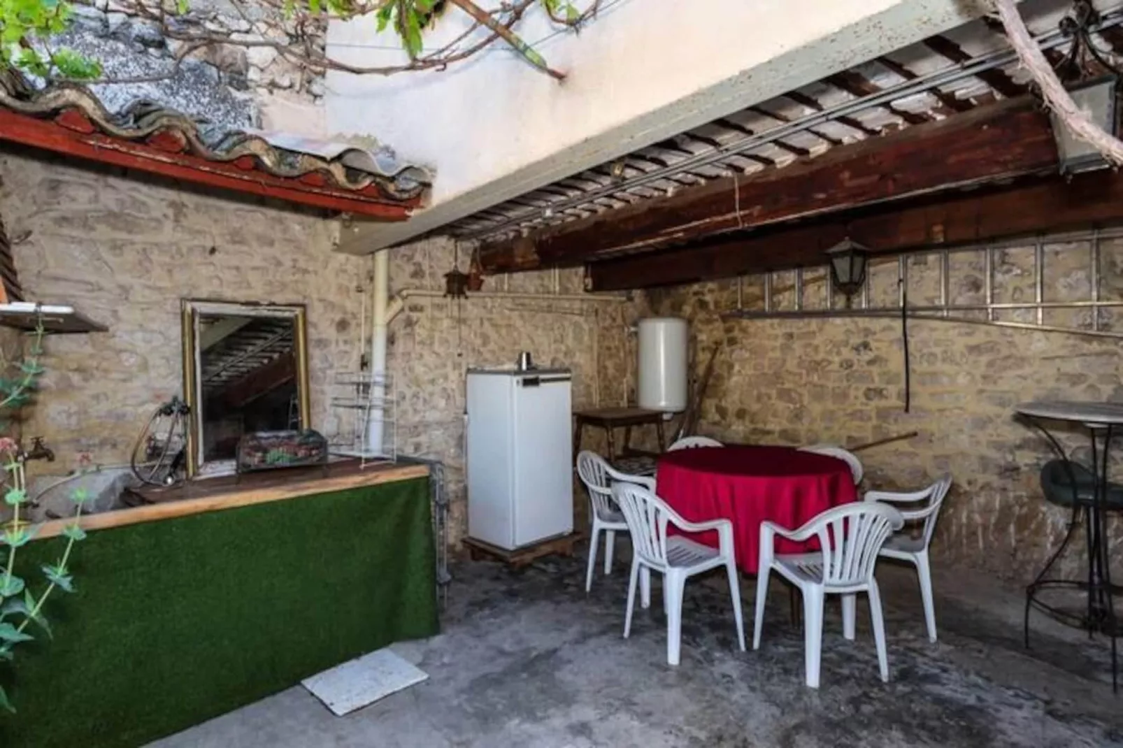 Coin De Paradis Sous Le Ch&acirc;teau Des &eacute;v&ecirc;ques-Image-tags.