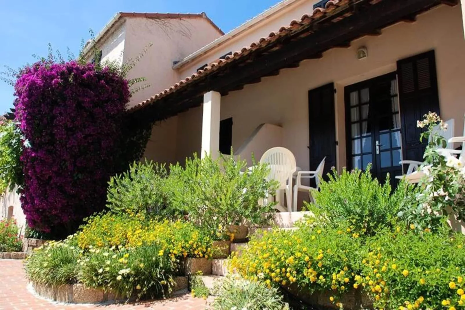 Résidence Marie Diane-Gardens in summer