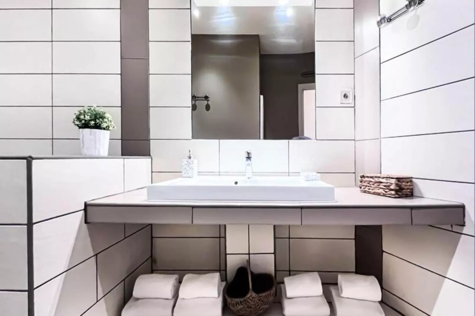 Charmant Appartement Pour 4 Dans Le Centre Ville De Bordeaux-Salle de bain