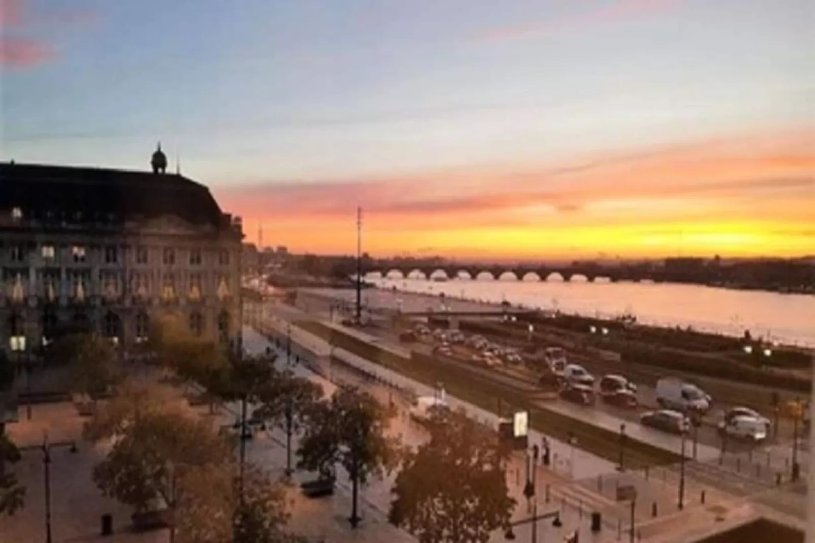 Appartement Prestations Haut Standing Avec Vue Sur La Place De La Bourse-View in summer