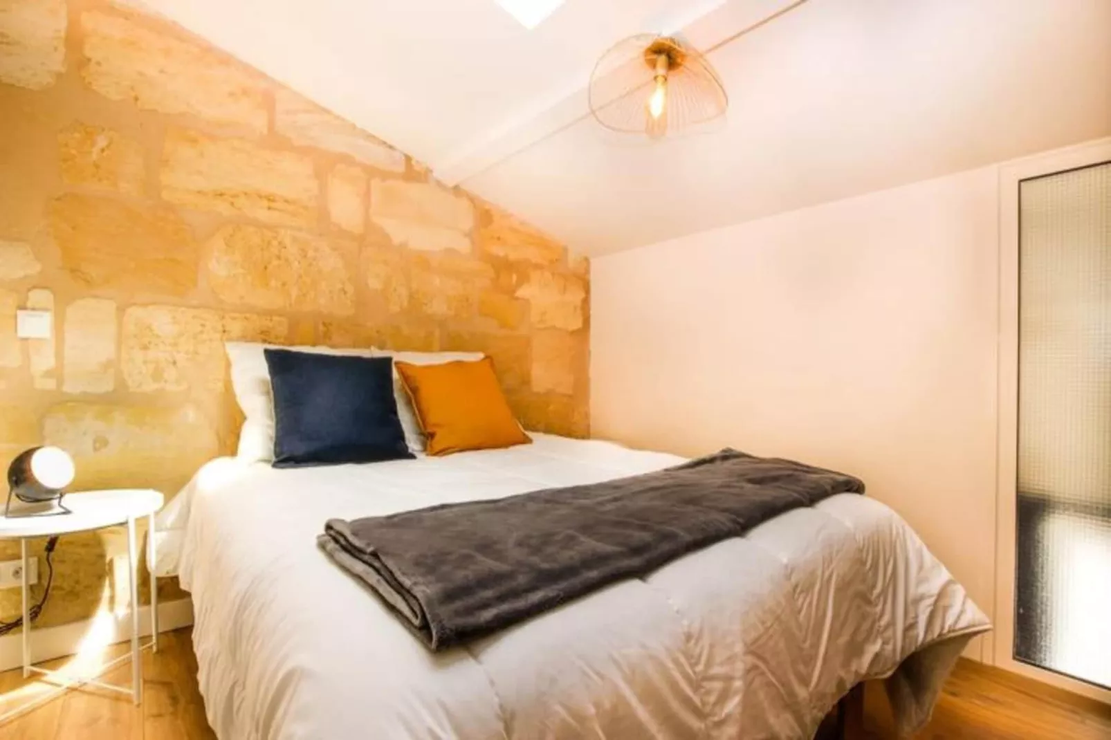 Appartement Avec Cachet En Duplex De 2 Chambres Situ&eacute; Vers La Gare St-jean-Bedroom