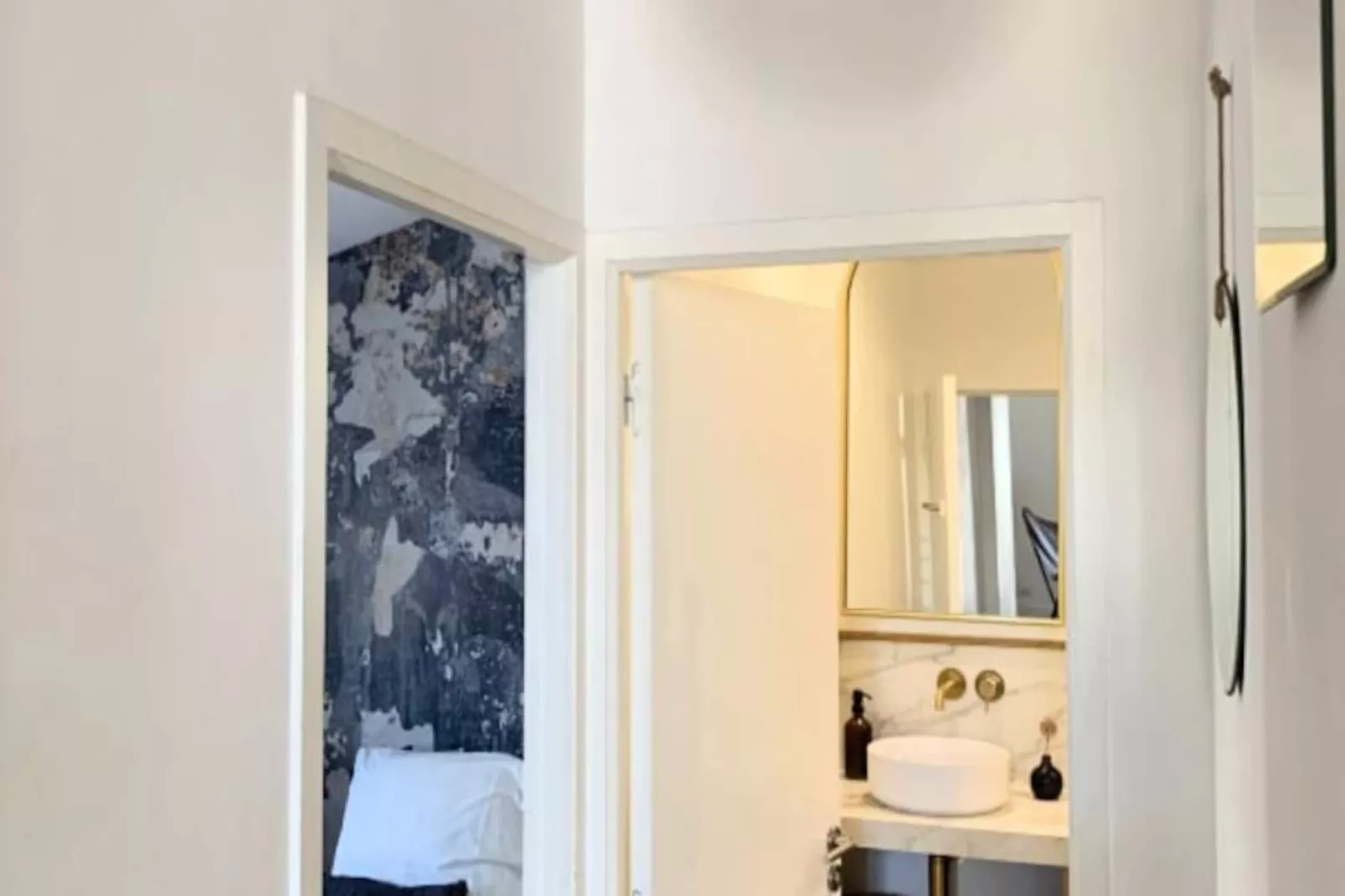 Les Toits De Sainte Ursule-Image-tags.