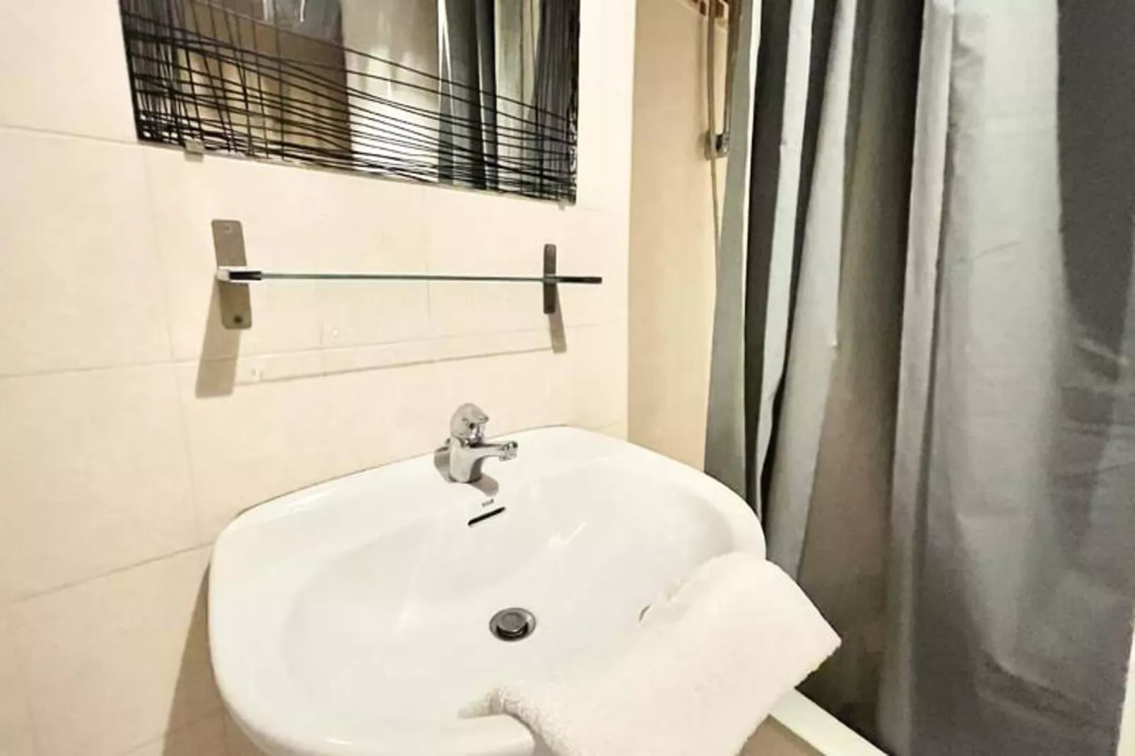 | Le F&eacute;lix 🌞 | Proche Gem, Gare | Tout &eacute;quip&eacute;-Salle de bain