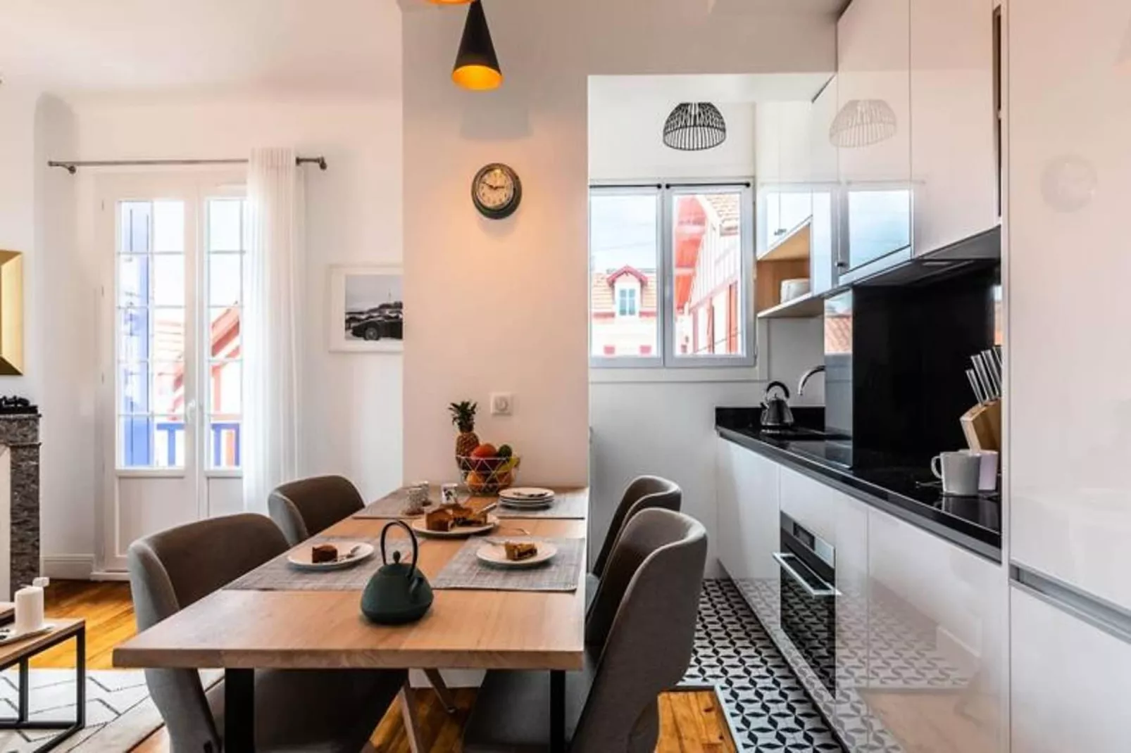 Superbe Appartement Plein De Charme Avec Balcon, 2ch, &agrave; 5min De La Plage-Dining room