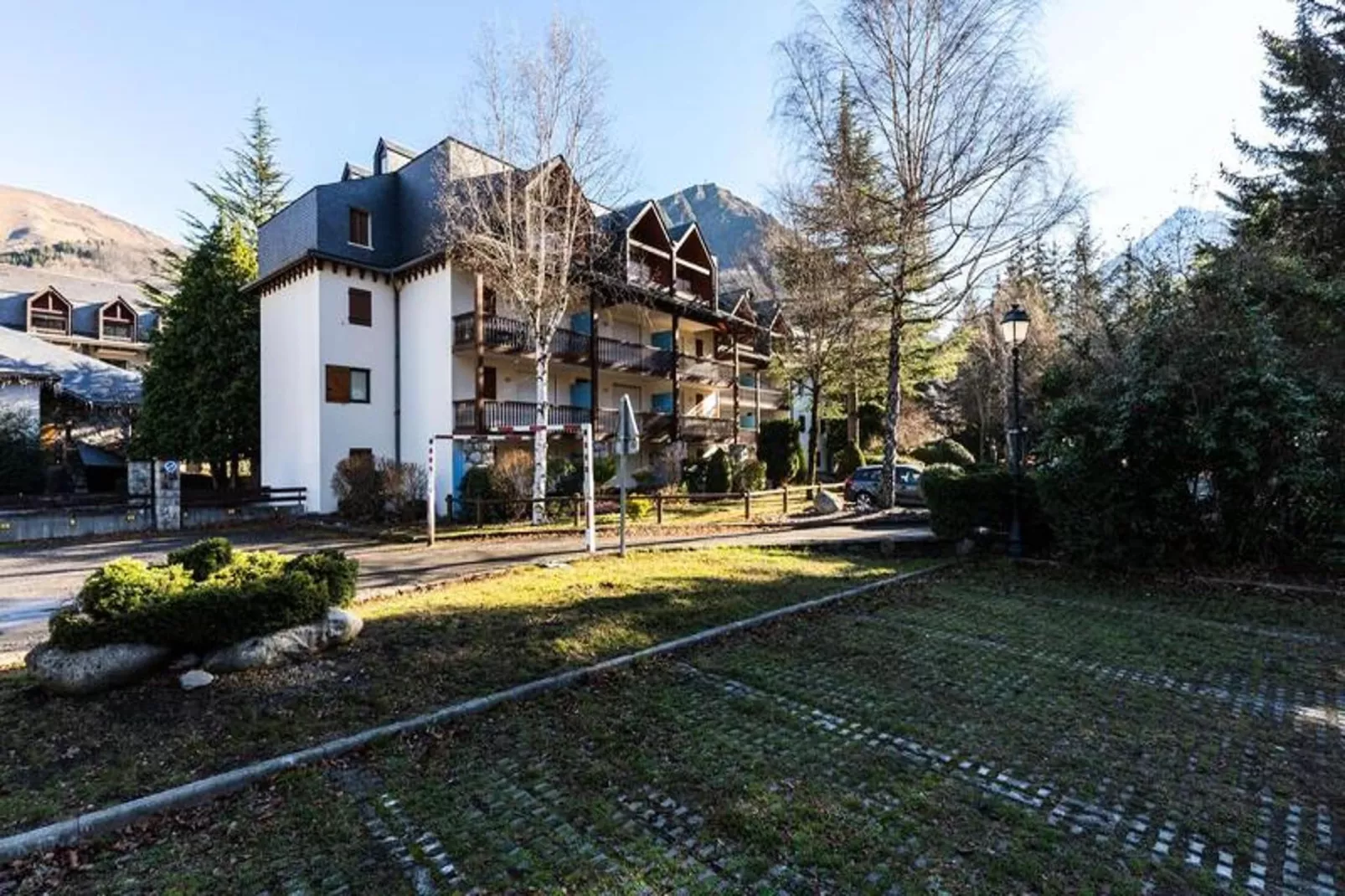 Residence Du Parc - Exterior in summer