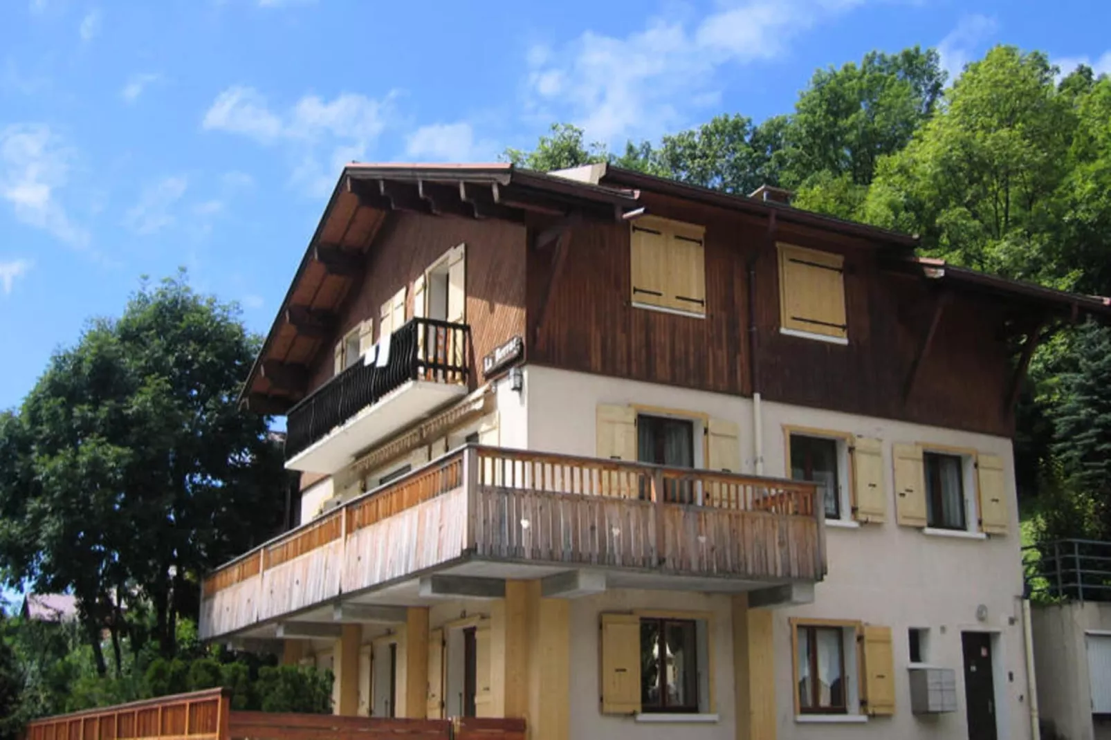 Résidence La Berraz-Außenbereich Sommer