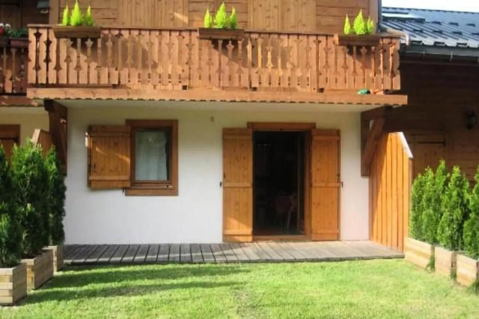 Résidence Les Amethystes B-Exterior in summer