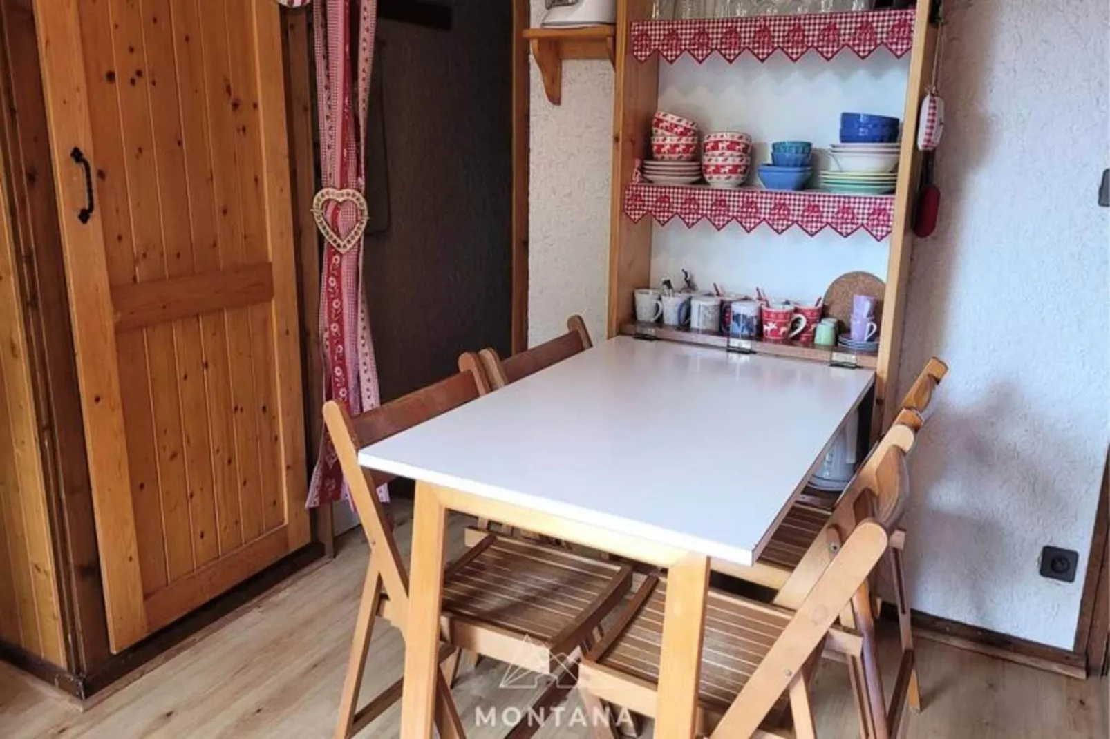 Résidence Eparvi-Dining room