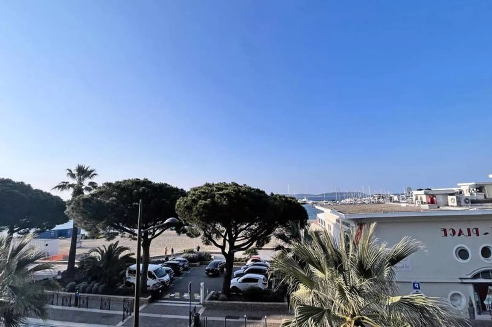 Résidence Les Dauphins-View in summer