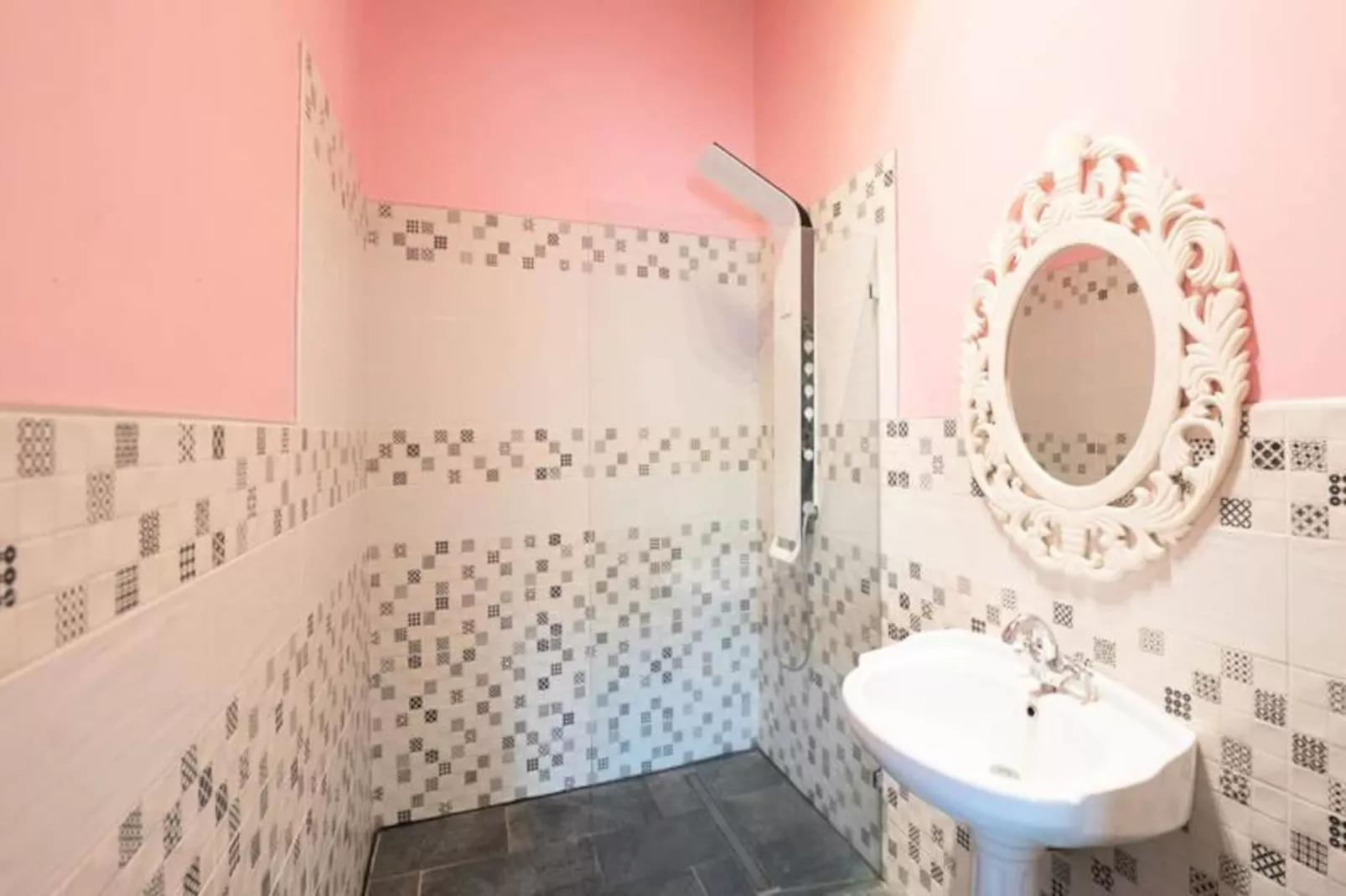 Villa Des Rochers-Image-tags.