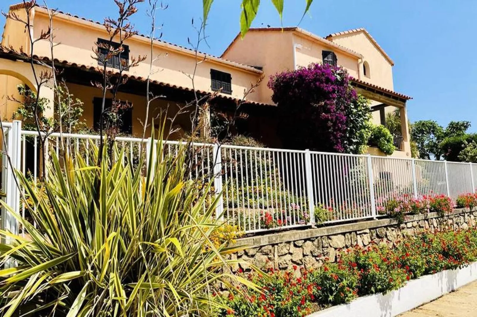 Résidence Marie Diane-Gardens in summer