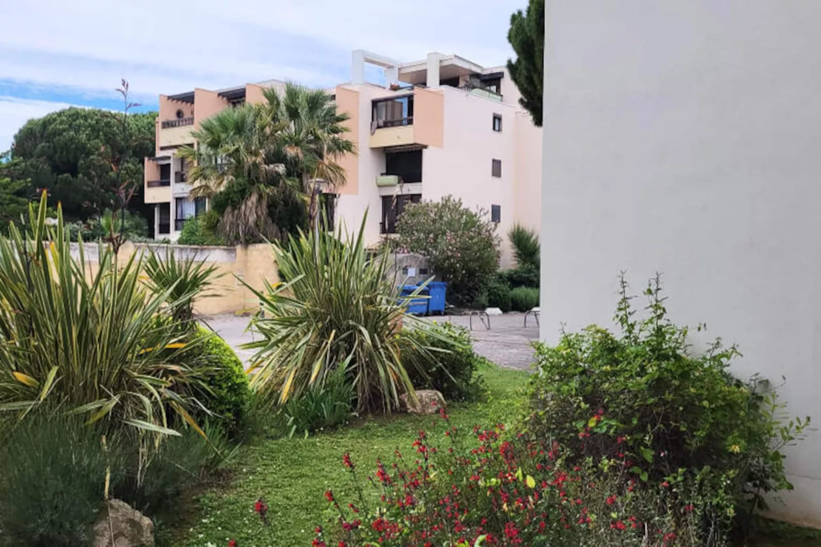 Résidence Un Jardin Proche De La Plage Et Commerces-Image-tags.