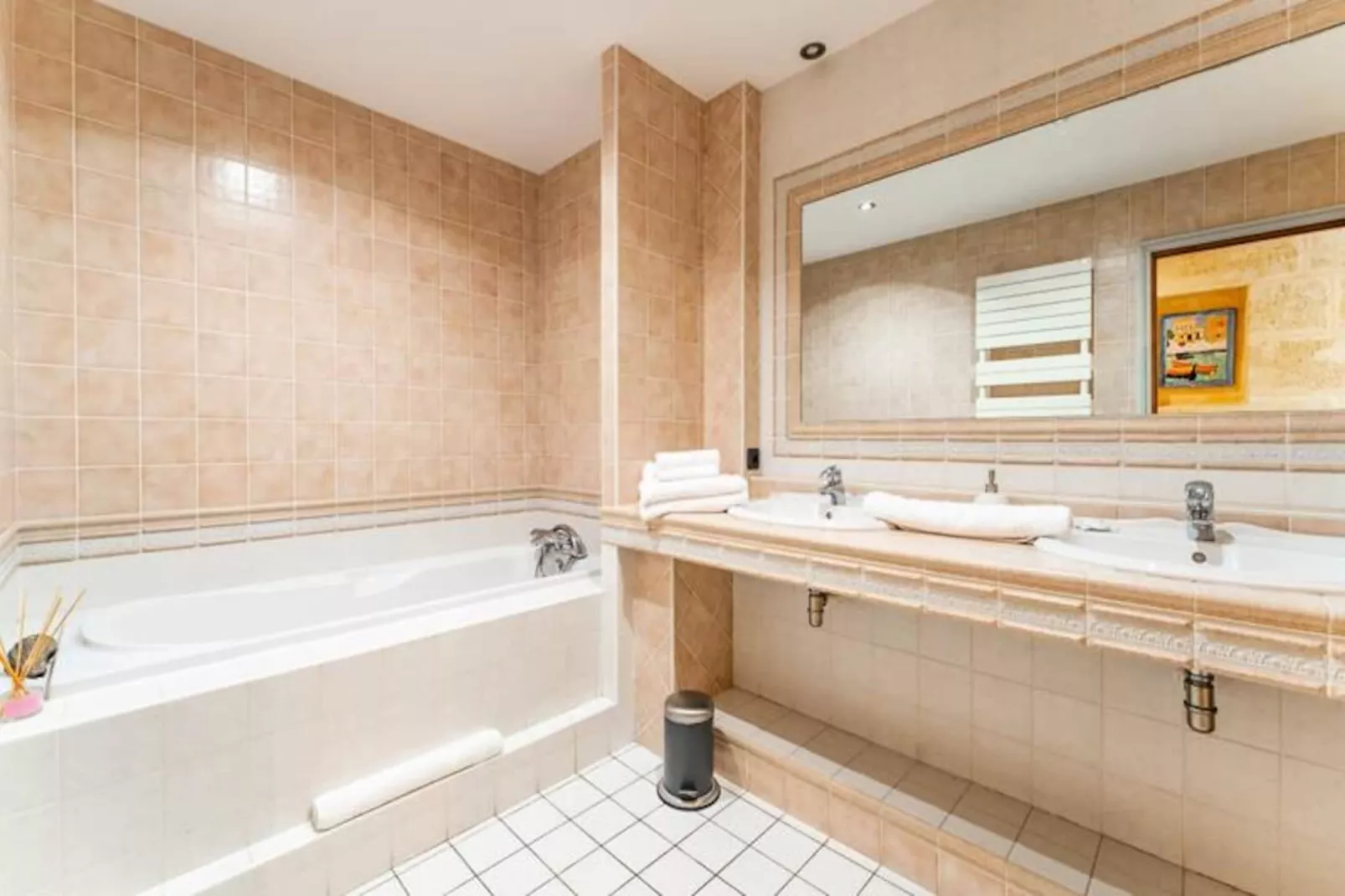 Magnifique Appartement De 160m&sup2; De 3 Chambres Quartier Saint-michel-Image-tags.