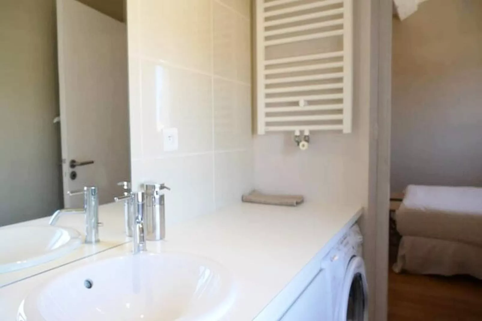 Superbe T2 De Qualit&eacute; Et R&eacute;nov&eacute;, Au Jardin Public, Pour 4 Personnes-Dining room