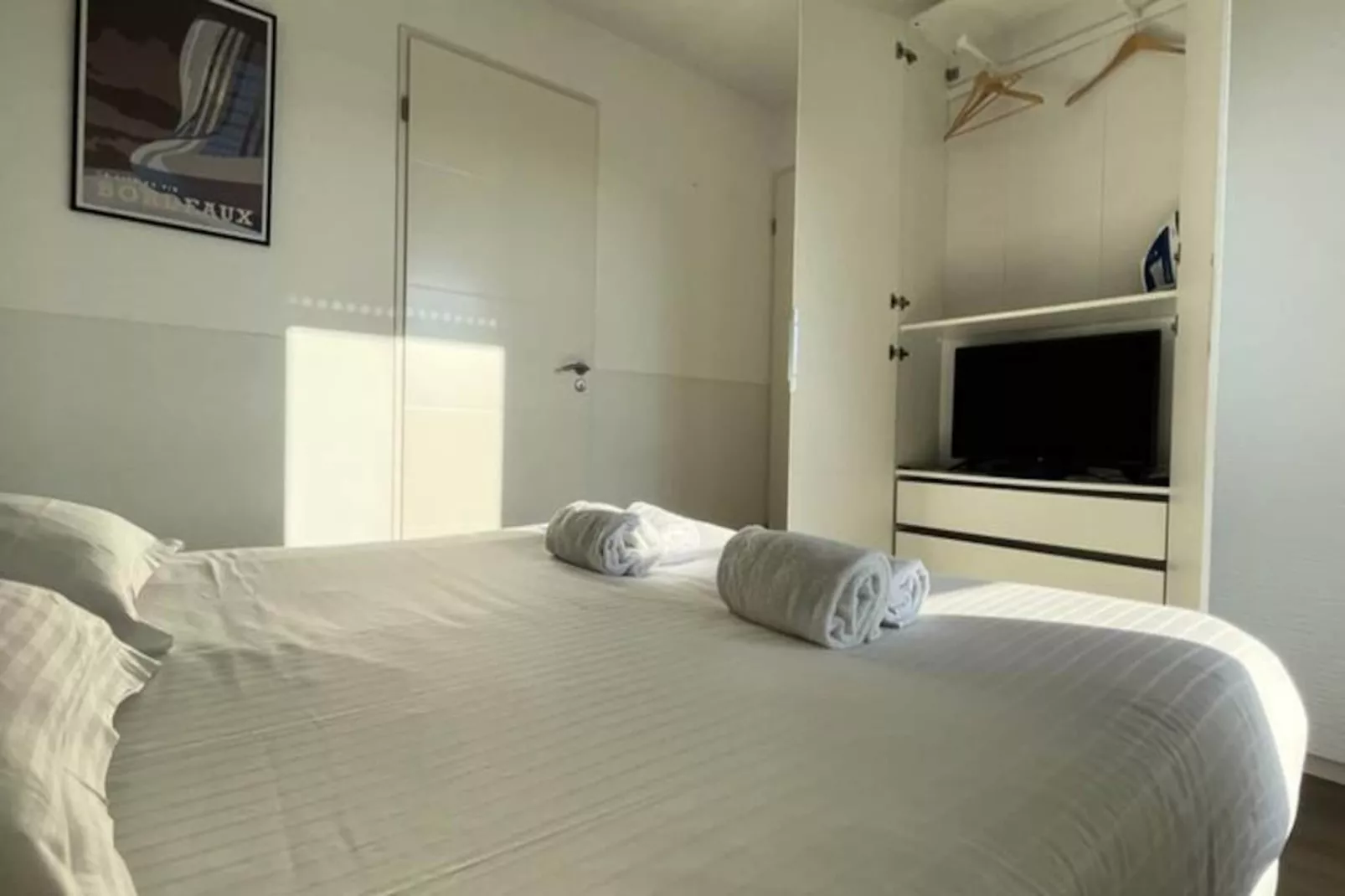 Spacieux Appartement Remarquablement Lumineux Avec Parking &agrave; La Cit&eacute; Du Vin-Image-tags.